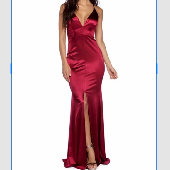 Silky red gown - Picture 1 of 3